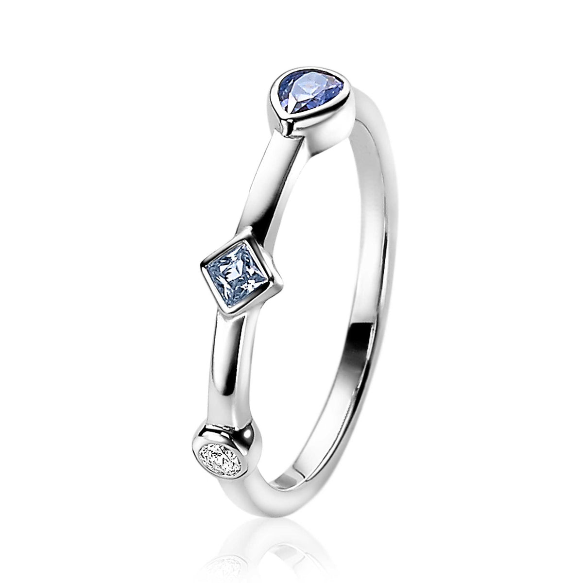 Zilveren ring met drie verschillende facetten, waaronder een blauwe steen en een heldere steen.