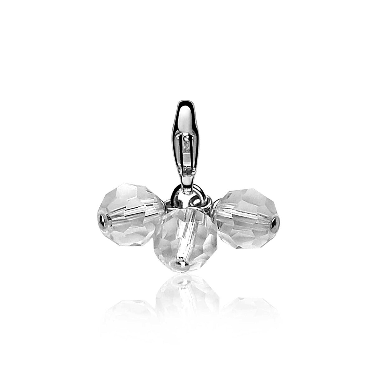 Een Zinzi Hangers Zilver Charms126 hanger in zilver heeft een lus en drie heldere, gefacetteerde kristallen, waarvan de middelste groter is. Het glanzende oppervlak van de kralen reflecteert prachtig licht.
