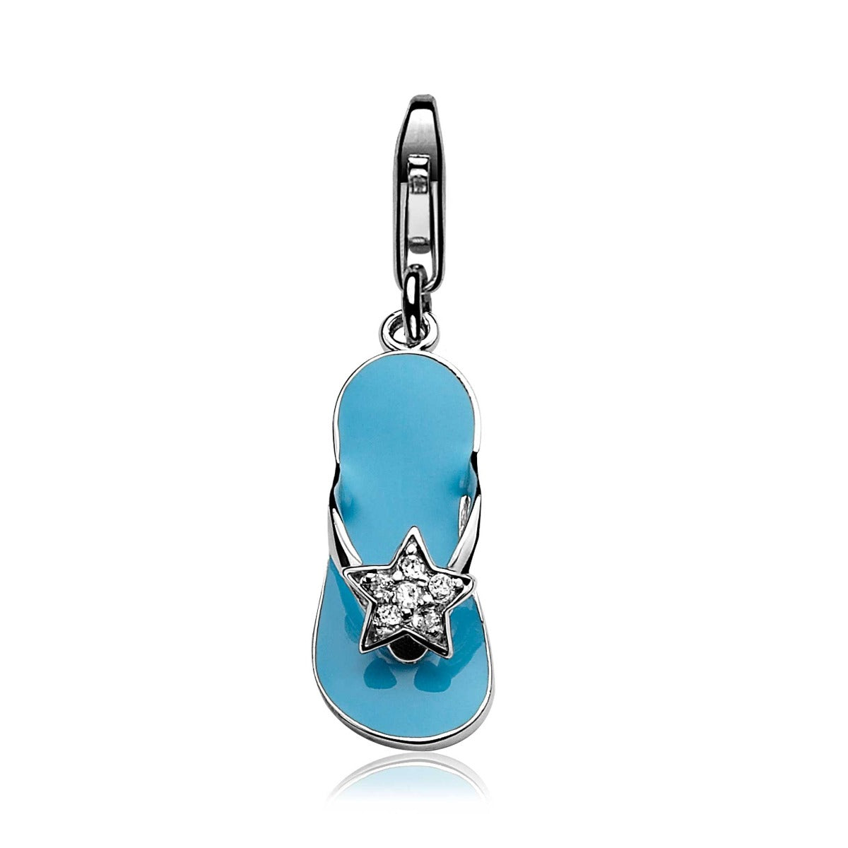Zilveren charm in de vorm van een flip-flop met een blauwe afwerking en een stervormige steentje.