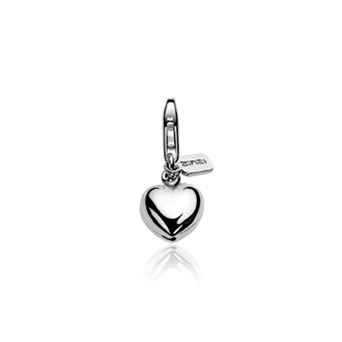 De Zinzi Hangers Zilver Charms1 heeft een zilveren hartvormige hanger met een reliëf rechthoekig label. Het gladde, glanzende oppervlak hangt elegant aan een eenvoudige lus, tegen een effen witte achtergrond, waardoor de schoonheid van de bedel wordt benadrukt.