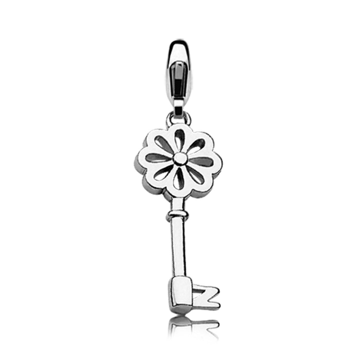Zilveren hanger in de vorm van een sleutel met een bloemmotief.