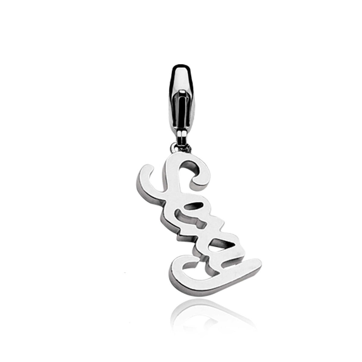 De Zinzi Hangers Zilver Charms259 heeft een zilveren hanger met een glanzende sluiting en een inscriptie Love in cursief schrift. Deze hanger combineert tijdloze elegantie met een moderne uitstraling.