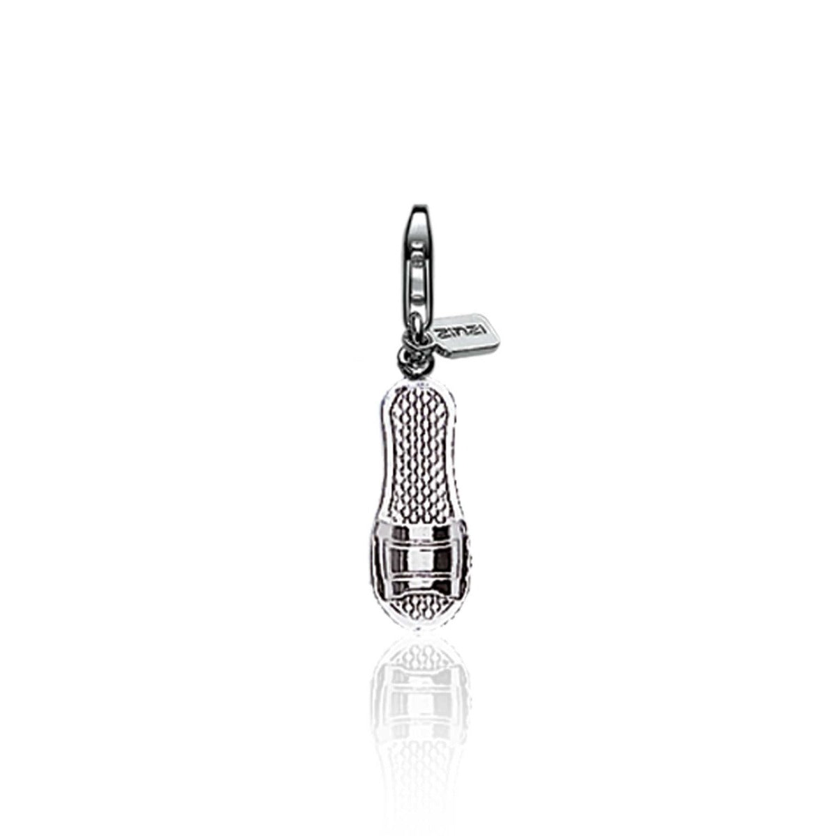 De Zinzi Hangers Zilver Charms47 heeft een sneakervormige metalen bedel met ingewikkelde details, elegant hangend aan een klein lusje dat aan een sluiting is bevestigd. De glanzende, reflecterende afwerking zorgt voor een opvallende aantrekkingskracht.