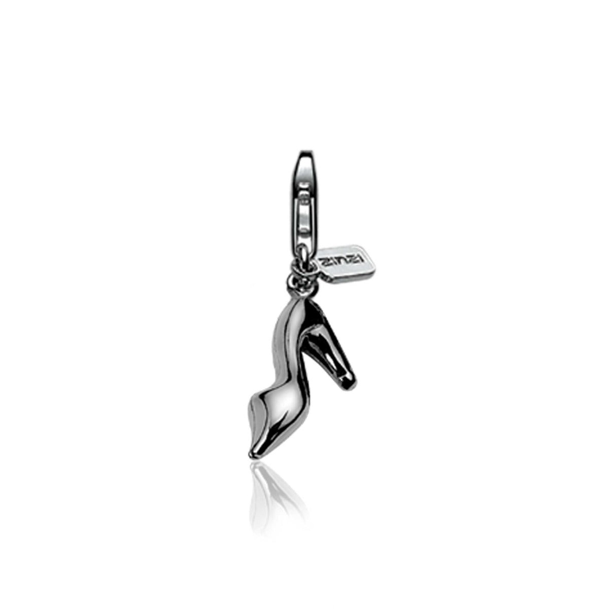 Zilveren hanger in de vorm van een hoge hak met een klein labeltje.