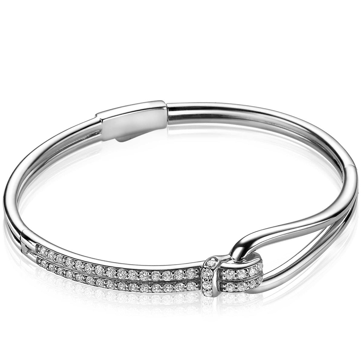 Zilveren armband met een strakke vorm en een rij van sprankelende steentjes.