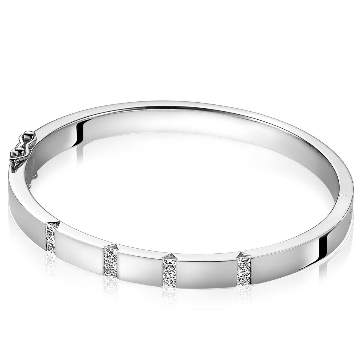 Zilveren armband met vier kleine, heldere steentjes en een strakke, moderne afwerking.