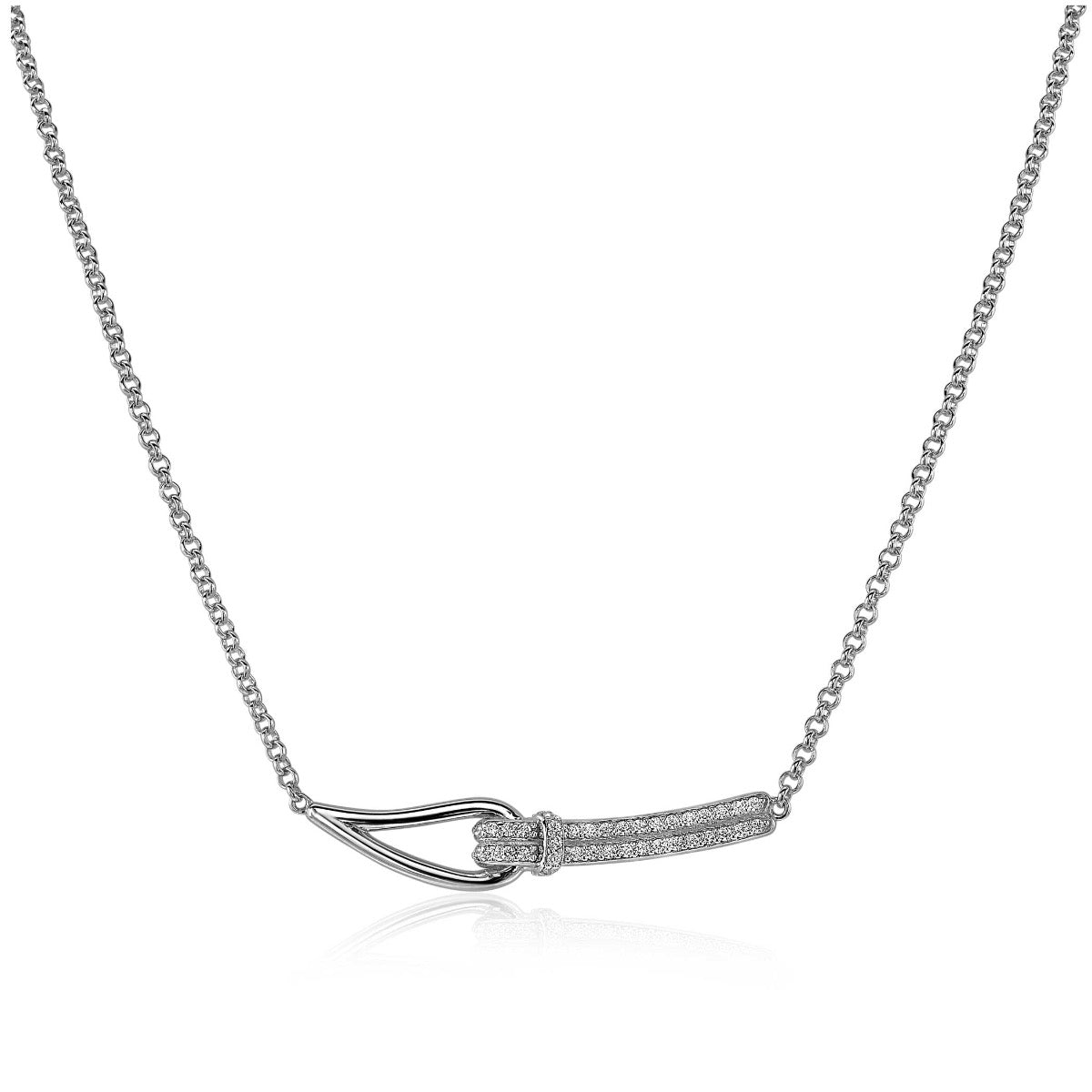 Zilveren ketting met een elegante hanger in de vorm van een boog, versierd met kleine steentjes.