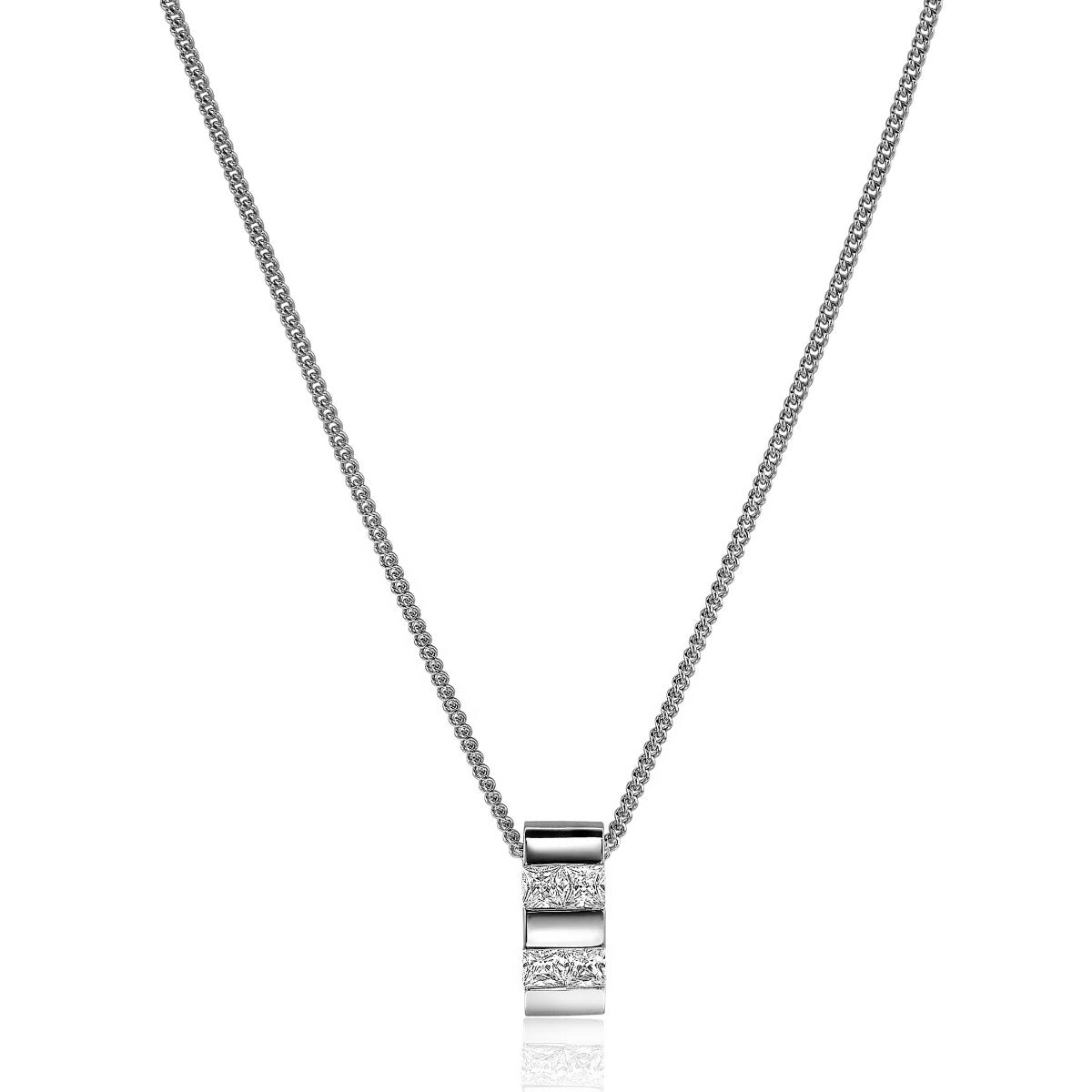 Een Zinzi Ketting Zilver Mvc20 heeft een delicate zilveren ketting met een rechthoekige hanger verdeeld in drie segmenten, elk versierd met princess-cut zirkonia stenen. De achtergrond is effen wit.