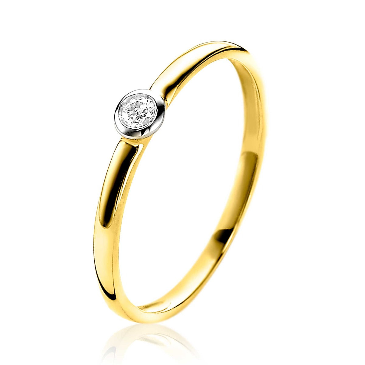 Gouden ring met een glinsterende diamant in een zilveren zetting.