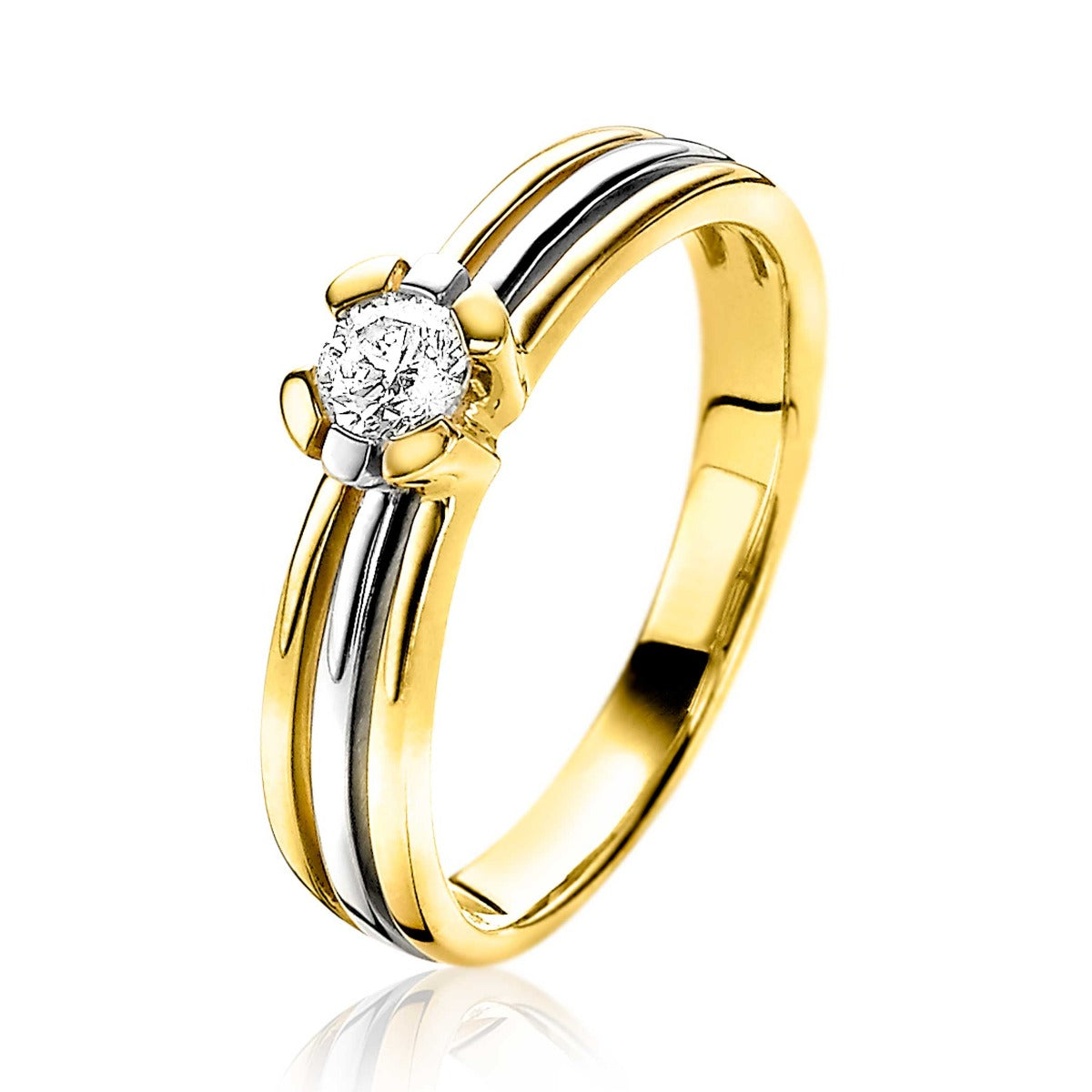Gouden ring met een heldere steen in een bloemvormige zetting en twee zwarte lijnen.