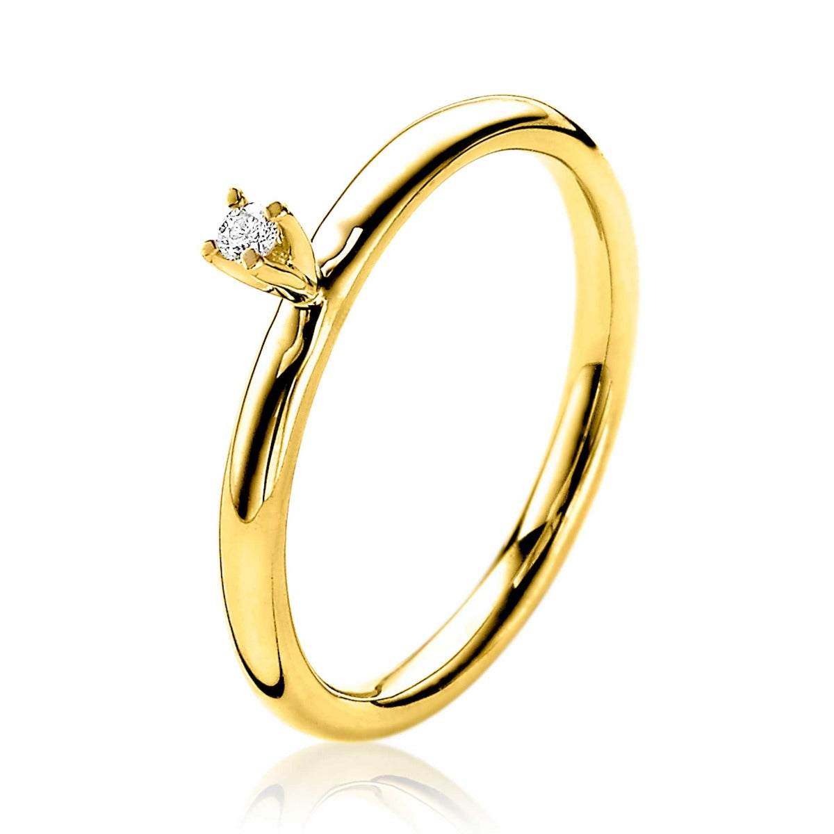 Gouden ring met een eenvoudige, glanzende afwerking en een kleine diamant in een klauwzetting.