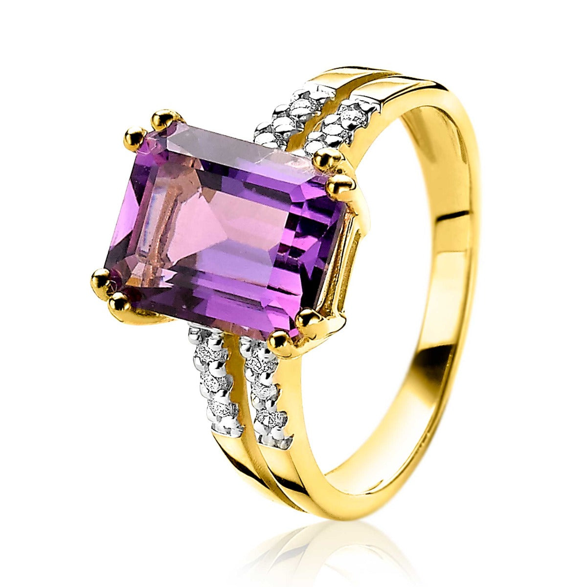 Gouden ring met een grote paarse steen en twee rijen kleine heldere steentjes aan de zijkanten.