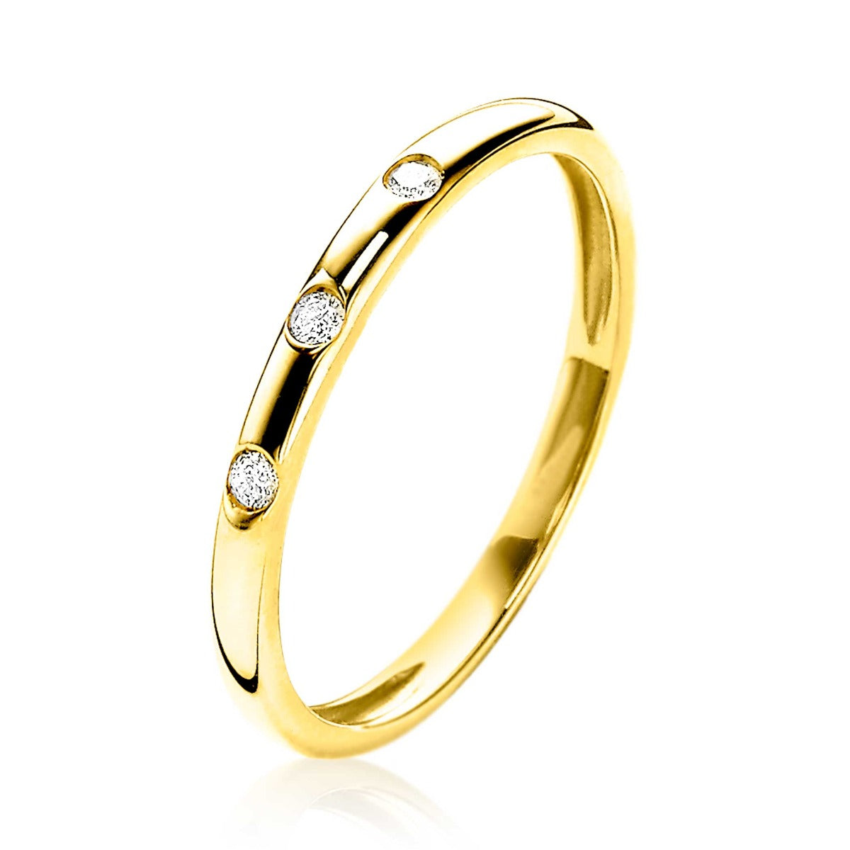 Gouden ring met drie kleine, heldere steentjes in een strakke, gladde afwerking.