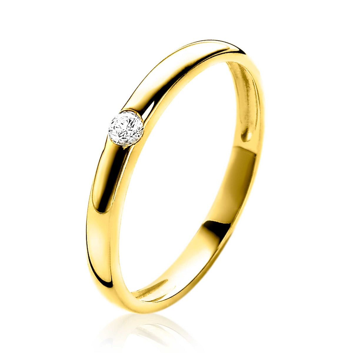 Gouden ring met een glanzende afwerking en een enkele diamant in het midden.