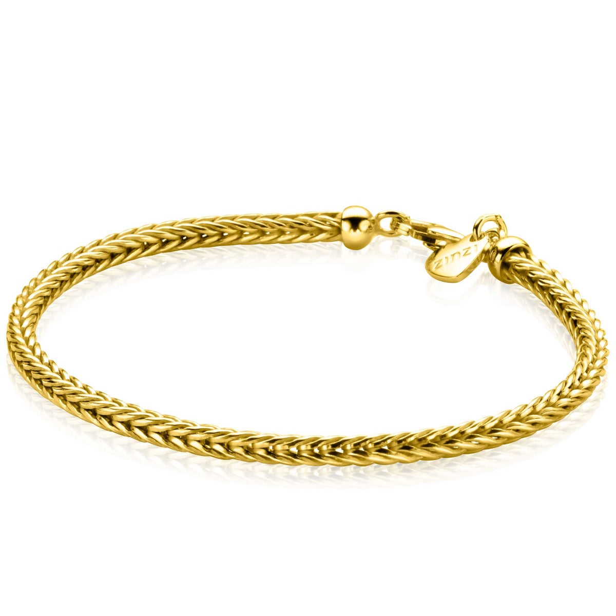 Gouden armband met gevlochten ontwerp en een sluiting met een klein hartje.