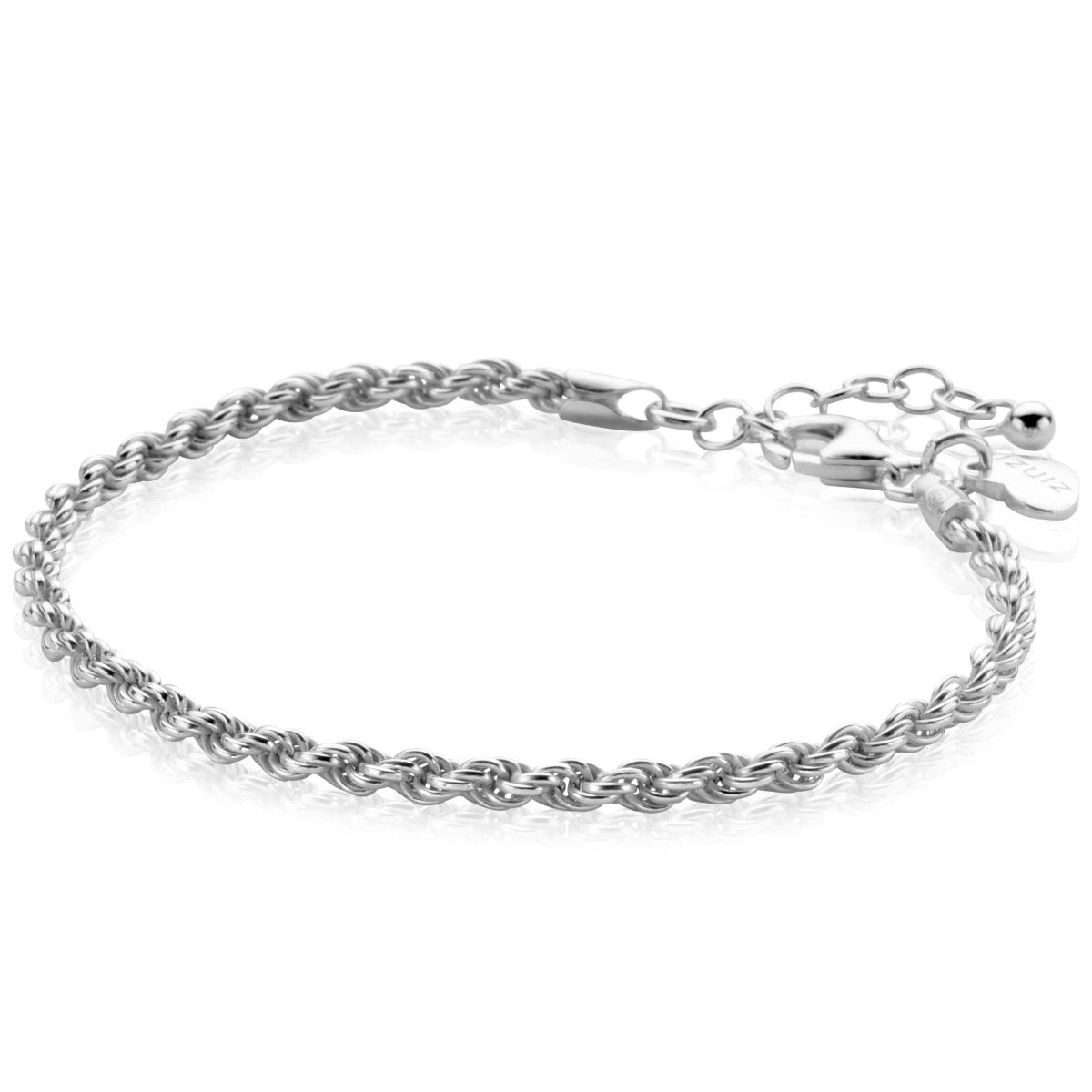 Zilveren armband met een gedraaid ontwerp en een verstelbare sluiting.