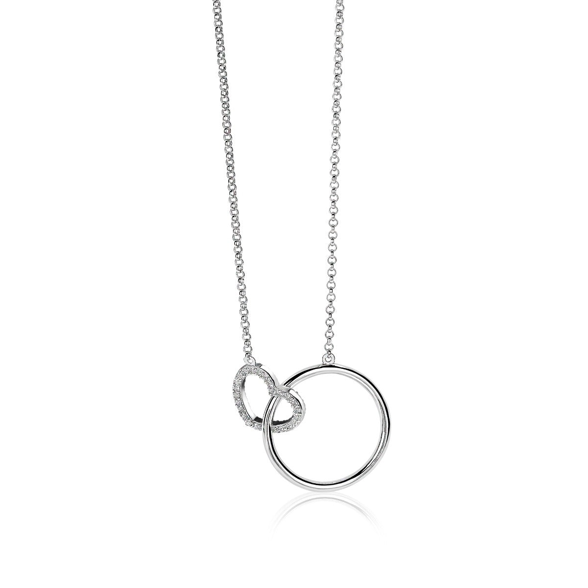 Zilveren ketting met een cirkel en een overlappend ovaal detail, afgewerkt met kleine steentjes.