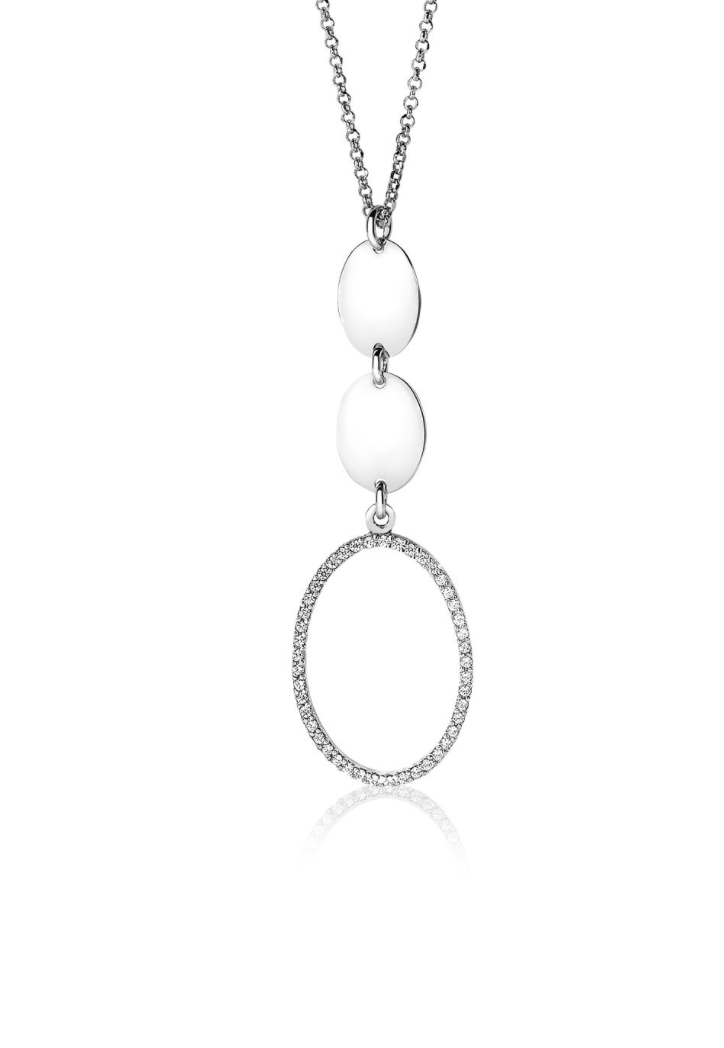 Zilveren ketting met een glanzende schakel en een ovale hanger bezet met steentjes.