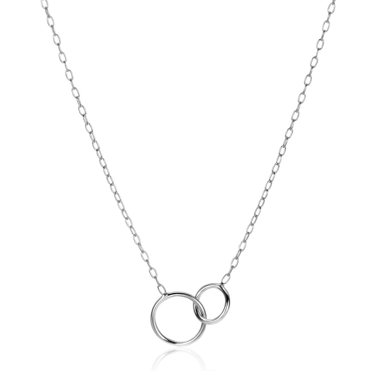 De Zinzi Ketting Zilver Zic2275 van Zinzi heeft twee in elkaar grijpende zilveren cirkels - een grote, een kleine - als hanger aan een fijne ketting, tegen een effen witte achtergrond.