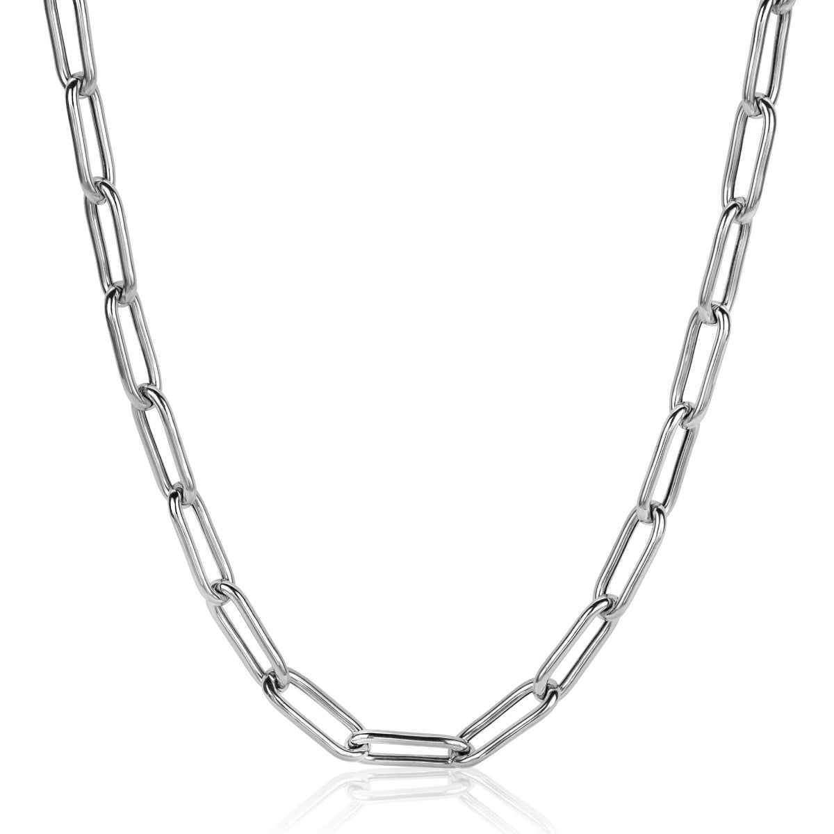 Zilveren ketting met een schakelpandontwerp in een moderne stijl.