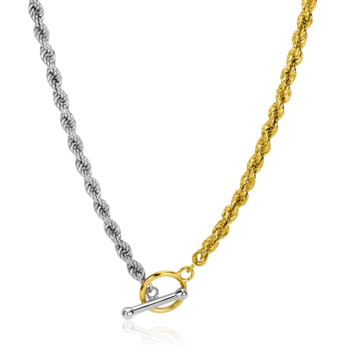 Gouden ketting met gedraaide schakel en een zilveren sluiting.