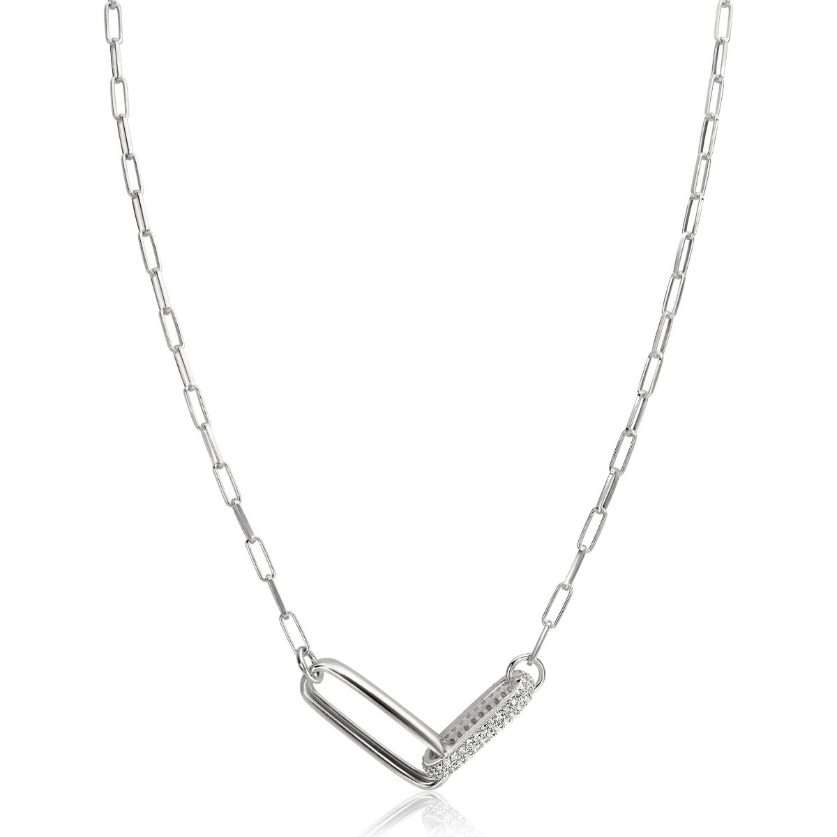 Zilveren ketting met een schakelsysteem en een opvallende sluiting in de vorm van een paperclip.