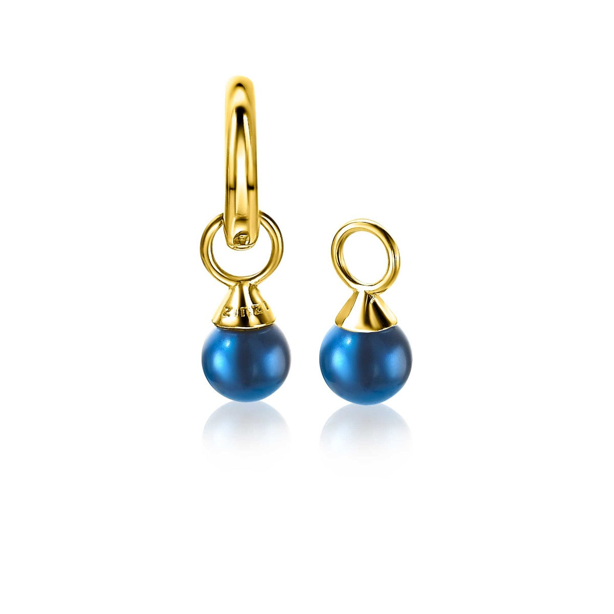 Gouden oorbellen met een blauwe parel, bestaande uit een grotere en een kleinere hanger.