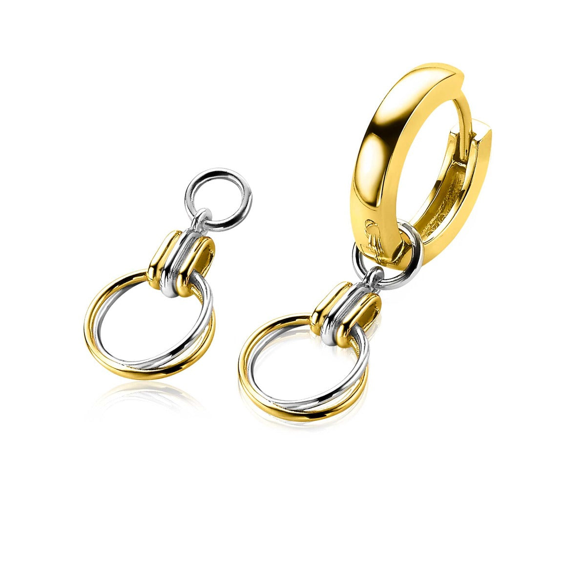 Gouden, vergulde oorbellen met een glanzende afwerking en een opvallende ringdetails.