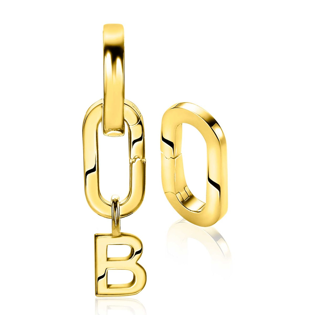 Gouden, vergulde oorbellen met een schakelsysteem en een hangend letterelement 'B'.