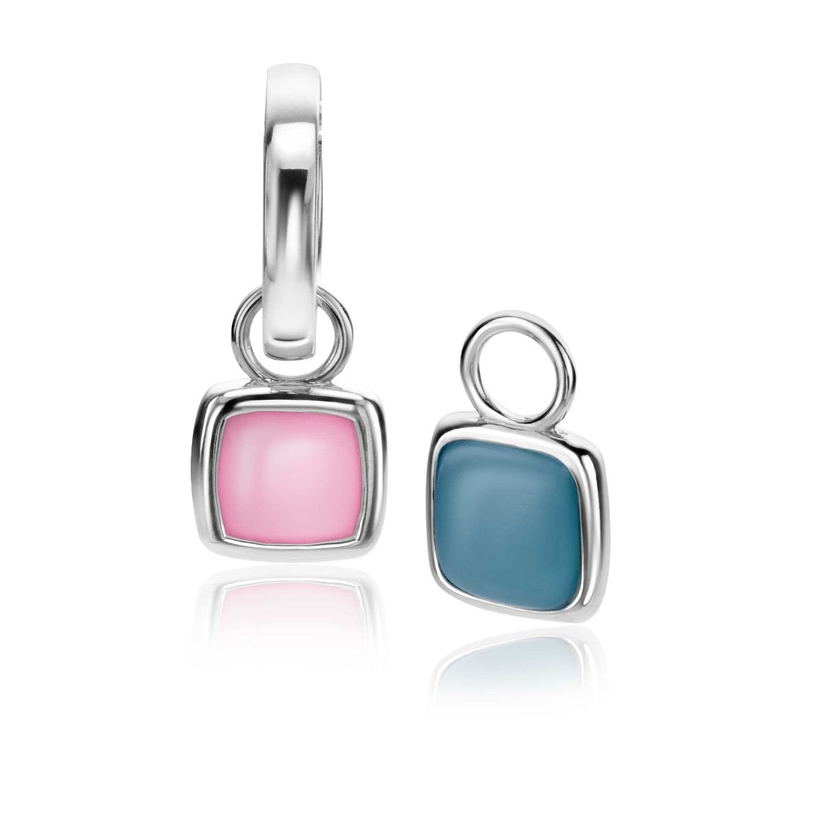 Zilveren oorbellen met een vierkante hanger, één met een roze en één met een blauwe steen.
