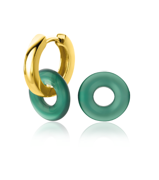 Gouden oorbellen met groene, ronde schijven en een open midden.