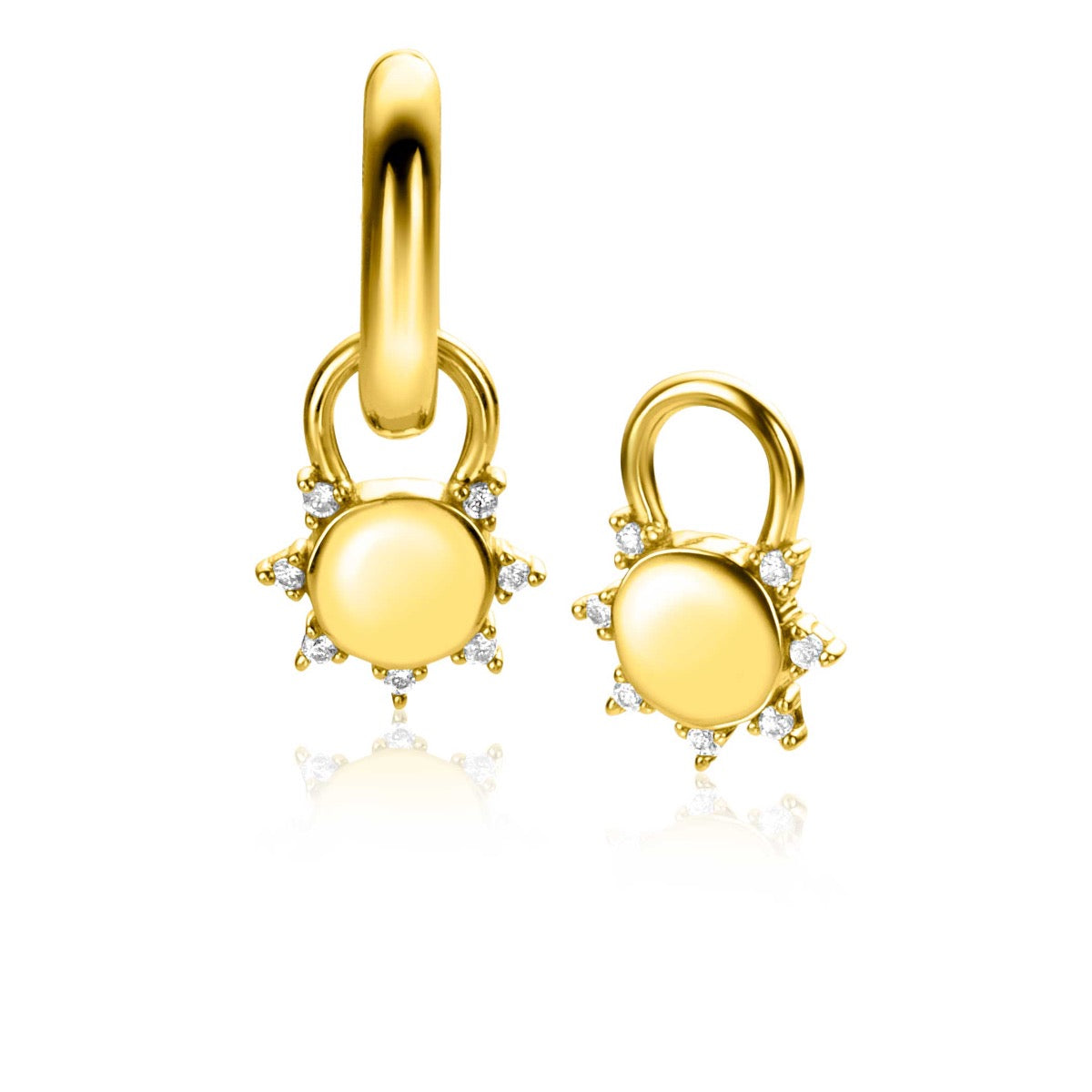 Gouden oorbellen met een ronde, gele steen omringd door kleine, sprankelende steentjes.