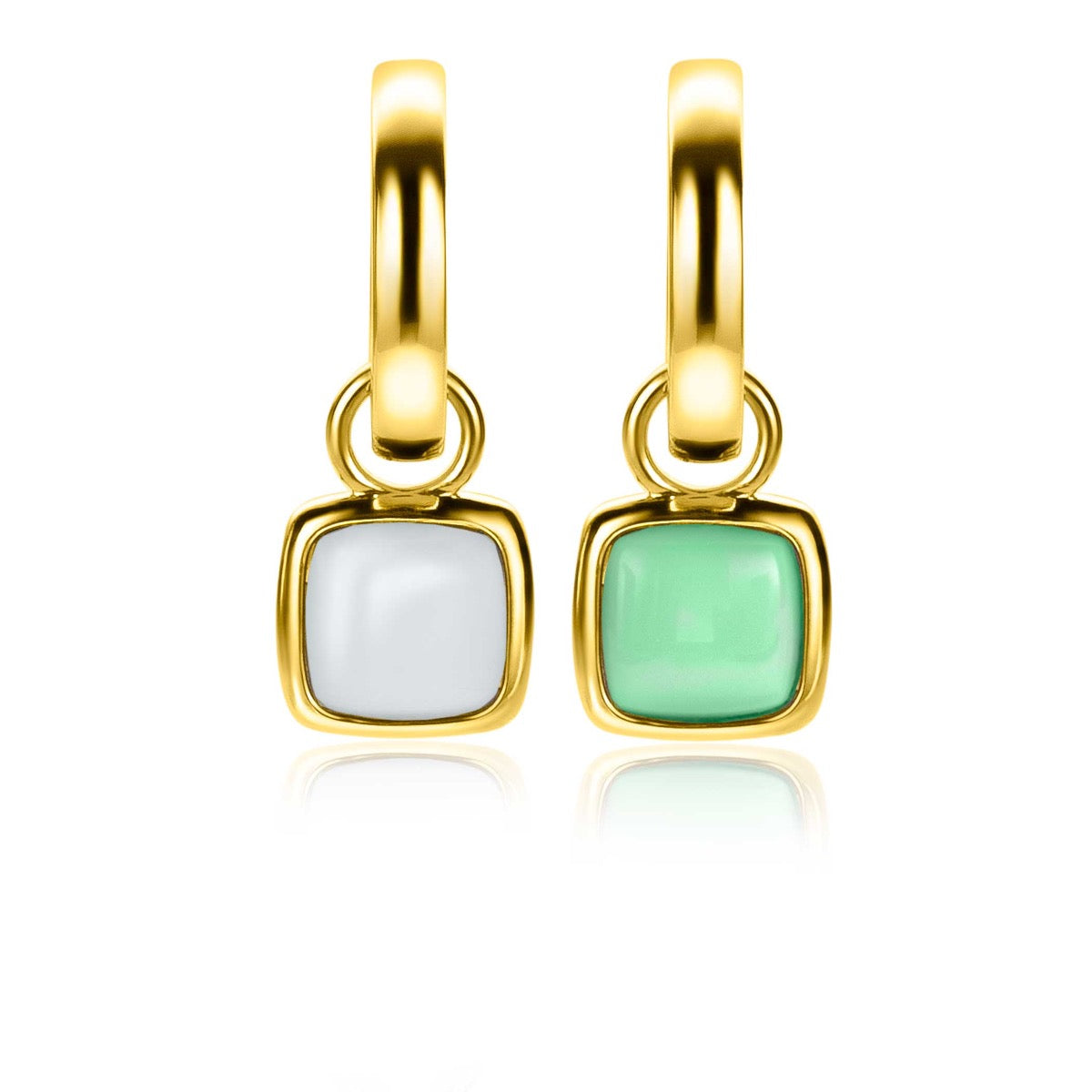Gouden oorbellen met vierkante, witte en groene steentjes in een glanzende afwerking.