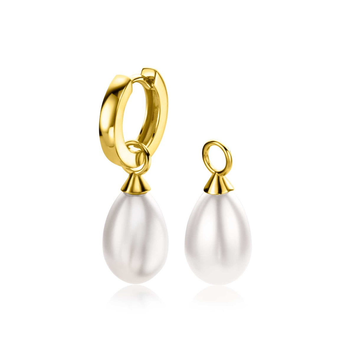 Gouden oorbellen met een hangende parelvormige witte hanger en een kleine gouden detailpunt.