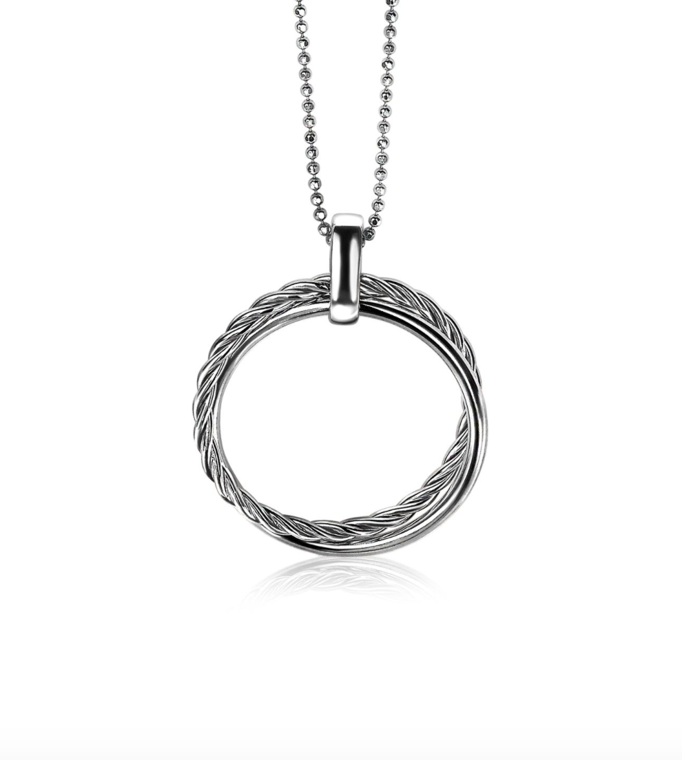 Zilveren hanger in de vorm van een cirkel met een gedraaid ontwerp, aan een fijne ketting.