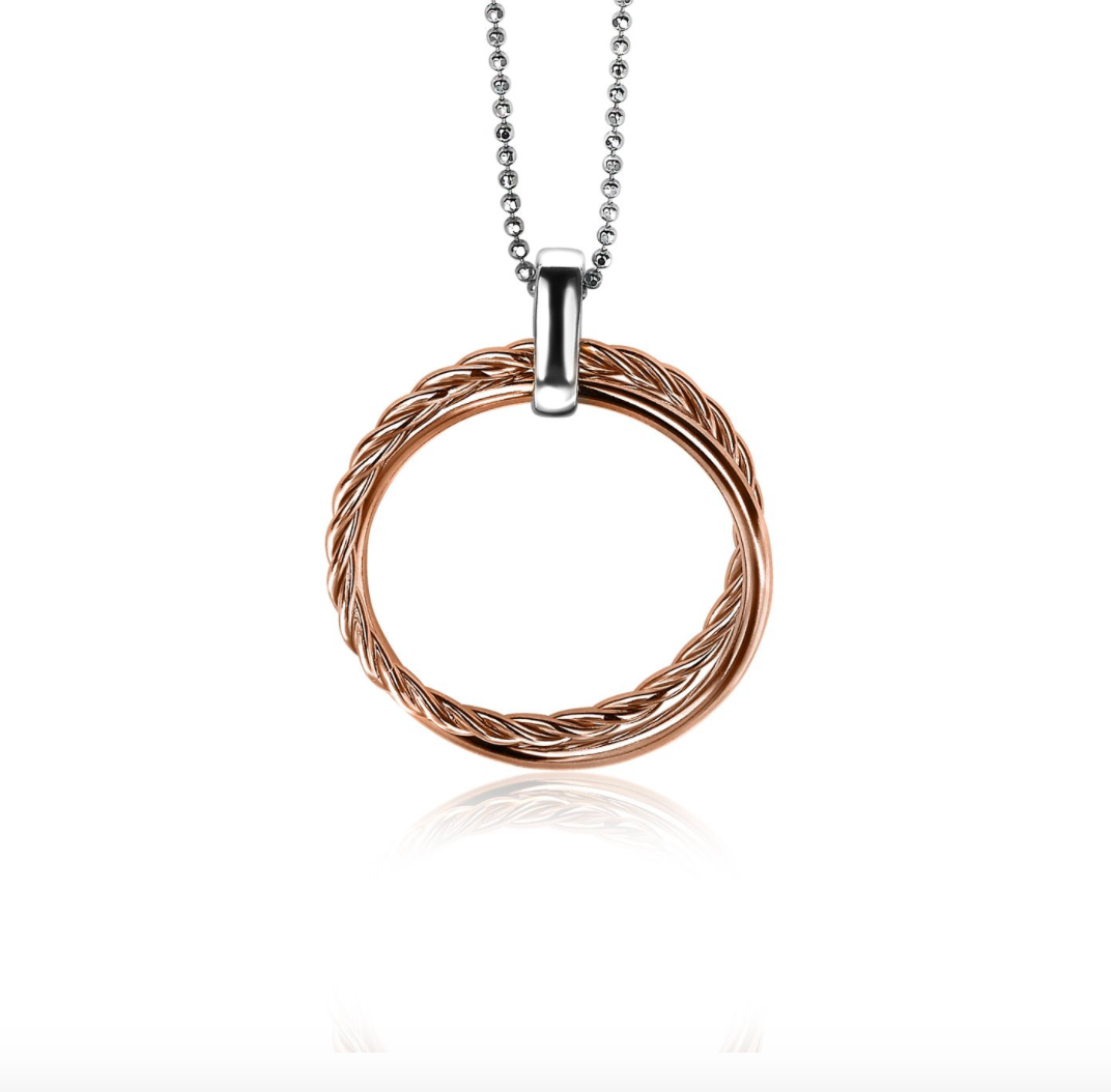 Roségouden hanger met gedraaid ontwerp, hangend aan een zilverkleurige ketting.