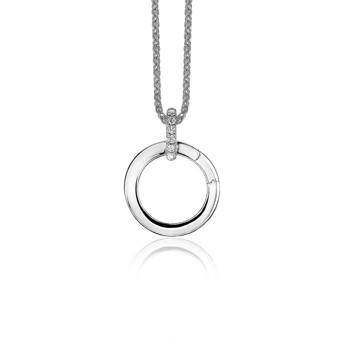 Zilveren hanger met een ronde schijf en een glinsterende detail bovenaan, aan een ketting.