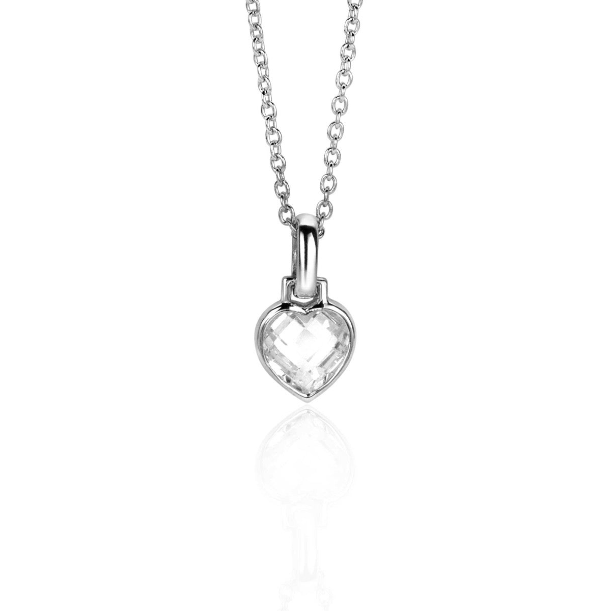 Zilveren hanger in hartvorm met een heldere, facetgeslepen steen, aan een fijne ketting.