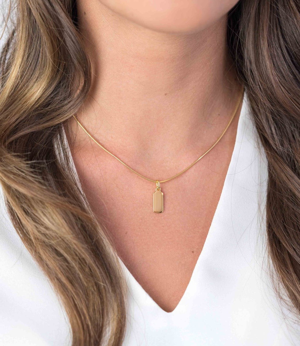 Gouden hangers met een rechthoekige vorm, bevestigd aan een fijne ketting.