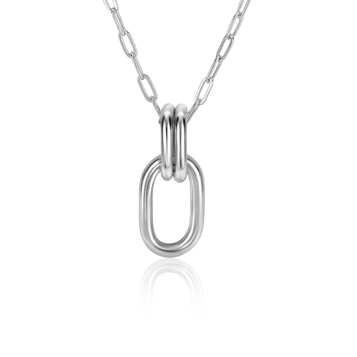 Zilveren hanger in de vorm van een dubbele schakel, hangend aan een fijne ketting.