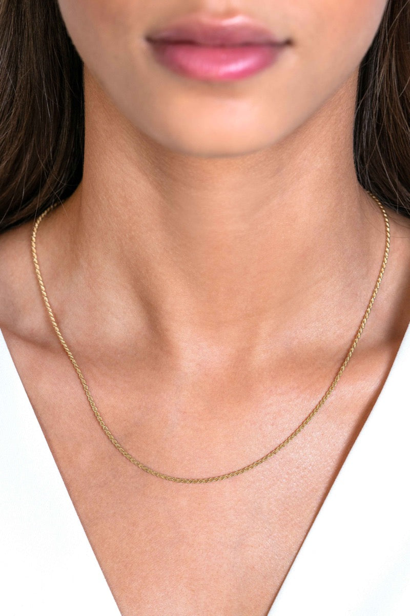 Gouden ketting met een fijne schakelstructuur, perfect voor dagelijks gebruik.