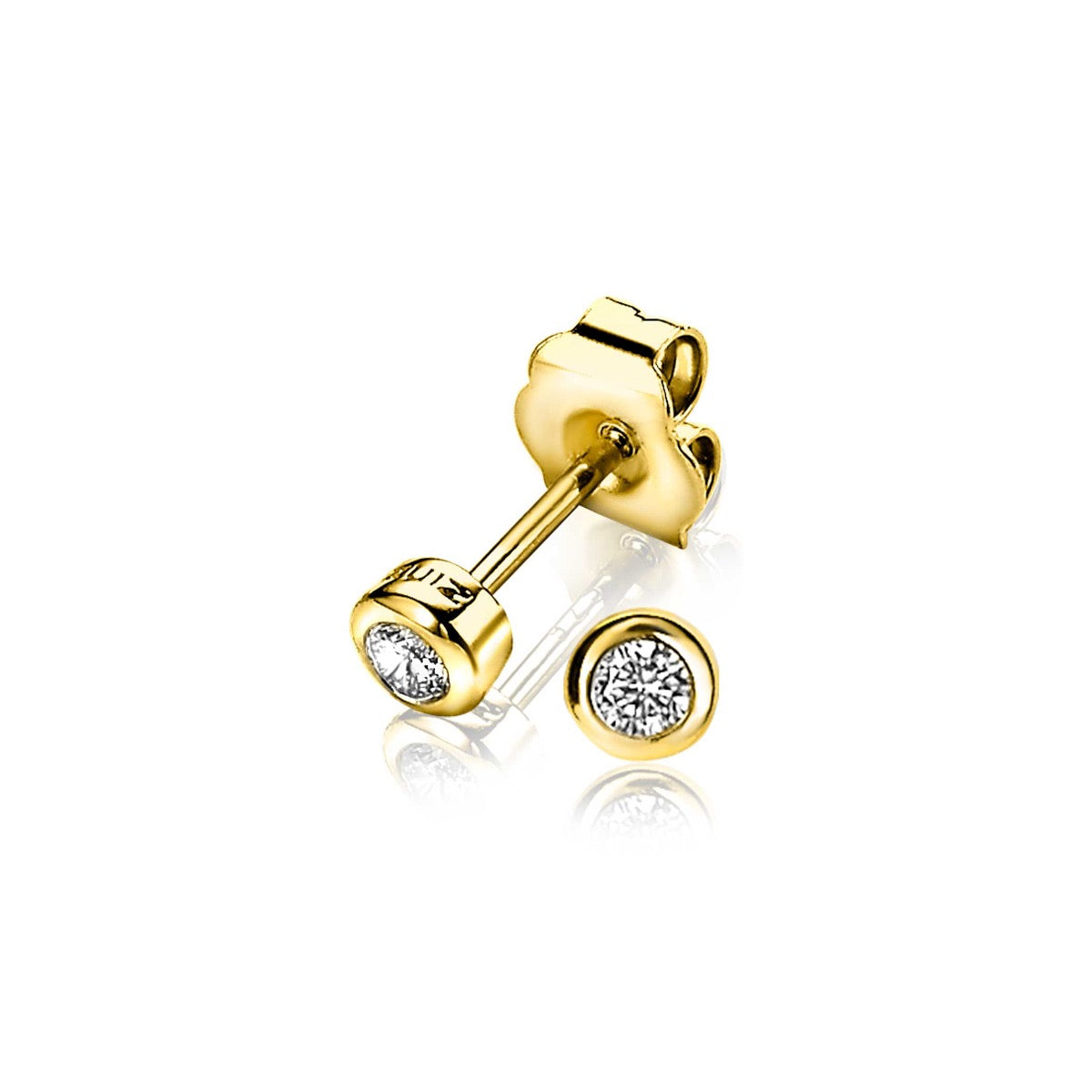 Gouden oorbellen met een heldere, ronde steen en een eenvoudige stud sluiting.