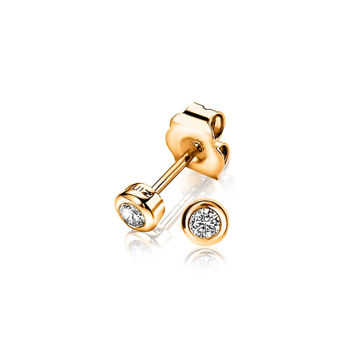 Gouden oorbellen met een ronde, fonkelende zirconia steen in een eenvoudige zetting.