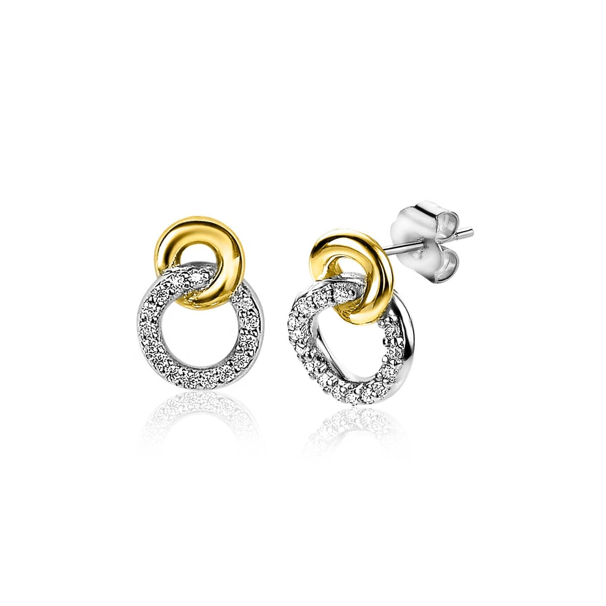 Gouden en zilveren oorbellen met een dubbele ring, versierd met sprankelende steentjes.