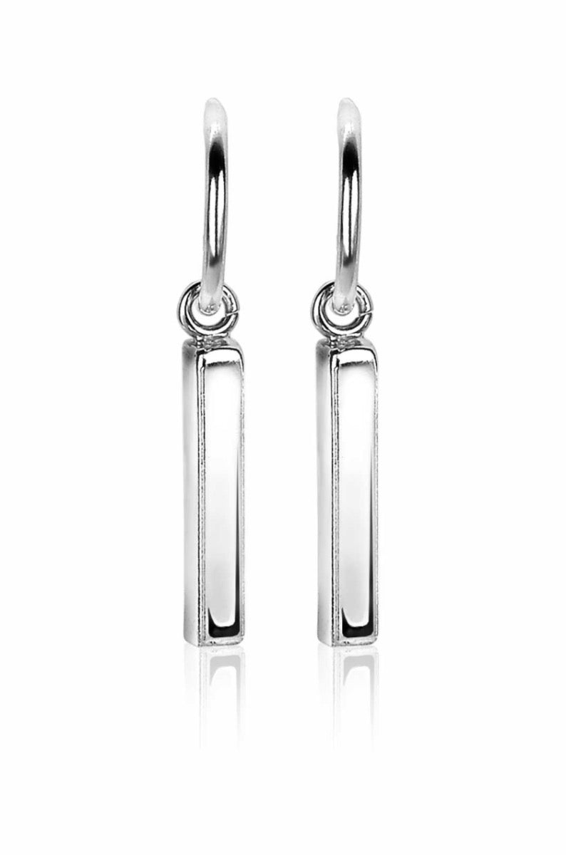 Zilveren oorbellen met een strakke, rechthoekige hanger en een glanzende afwerking.