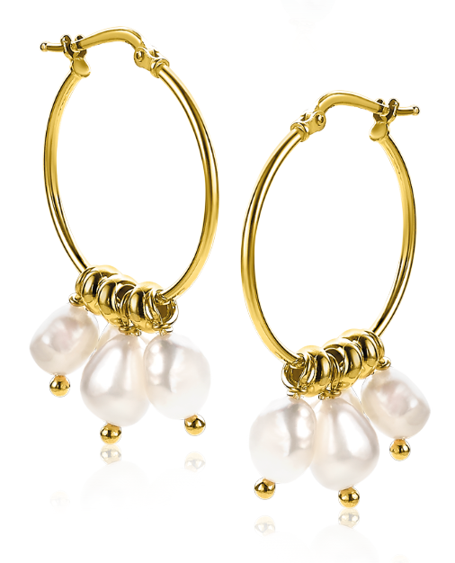 Gouden hoepel oorbellen met parelvormige hangers en kleine gouden bolletjes.