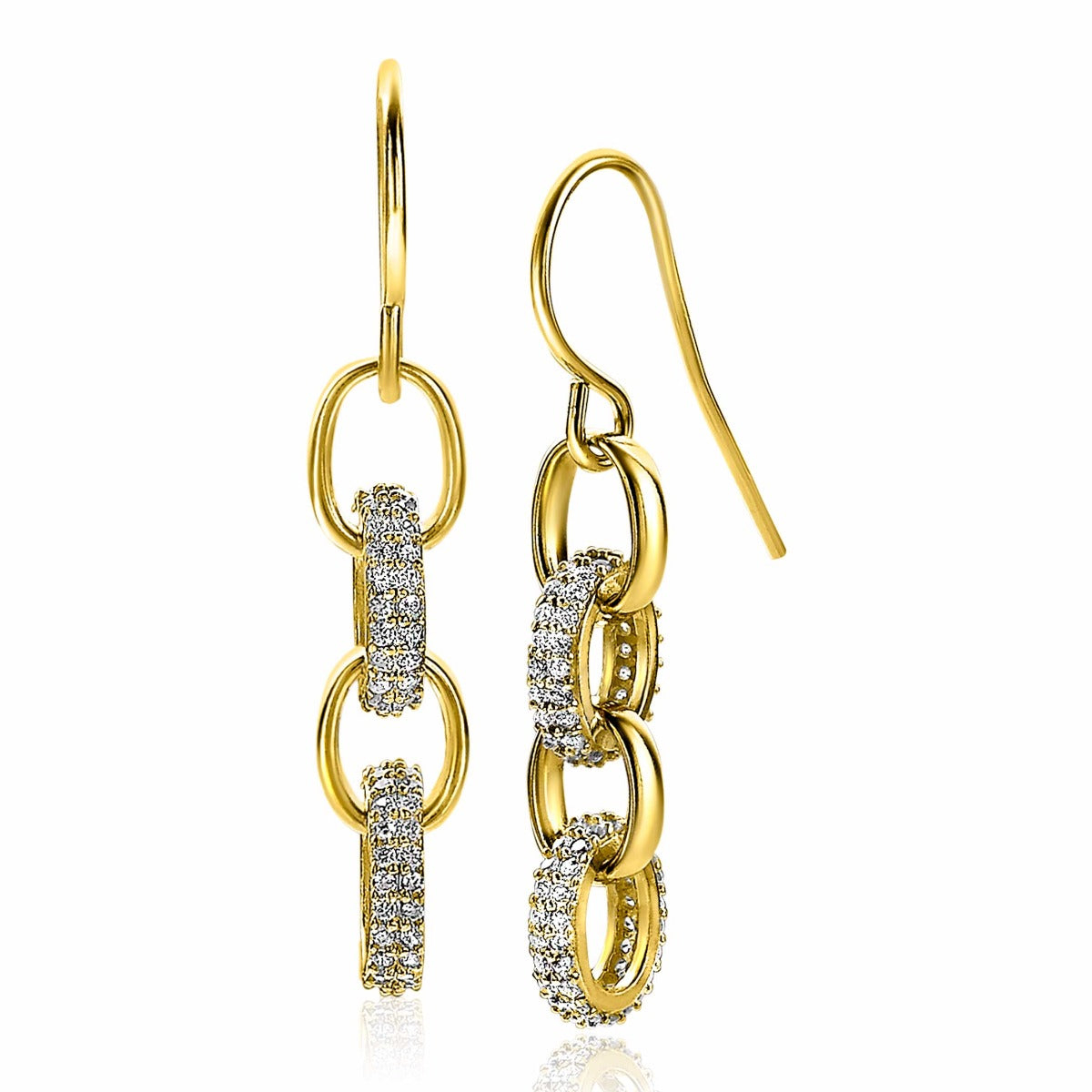 Gouden oorbellen met schakels en sprankelende zirconia-steentjes.
