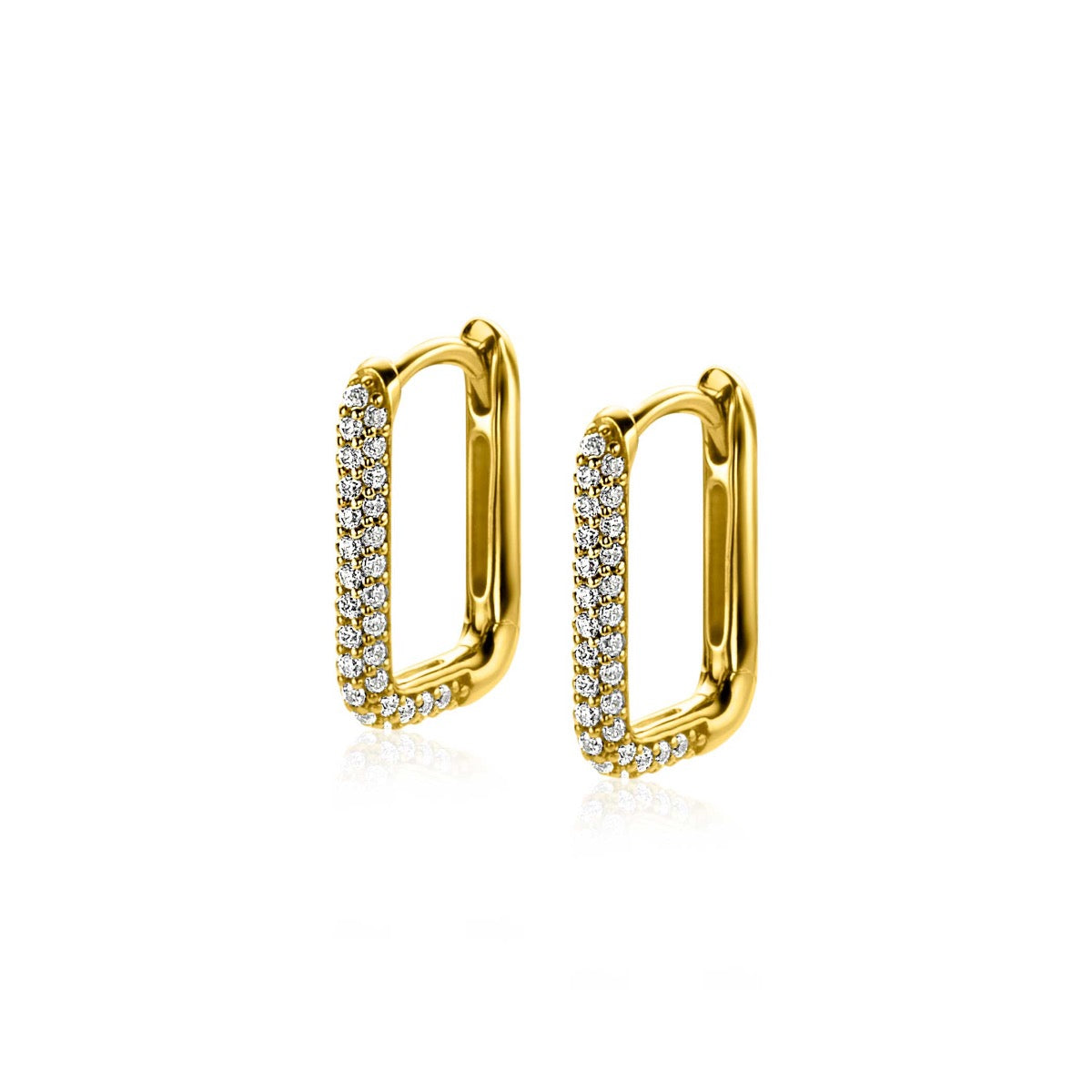 Een paar Zinzi Oorbellen Gold Plated Zio2221 Y rechthoekige hoepeloorbellen van Zinzi, verguld en versierd met kleine heldere edelsteentjes langs de voorkant, afgebeeld op een witte achtergrond.