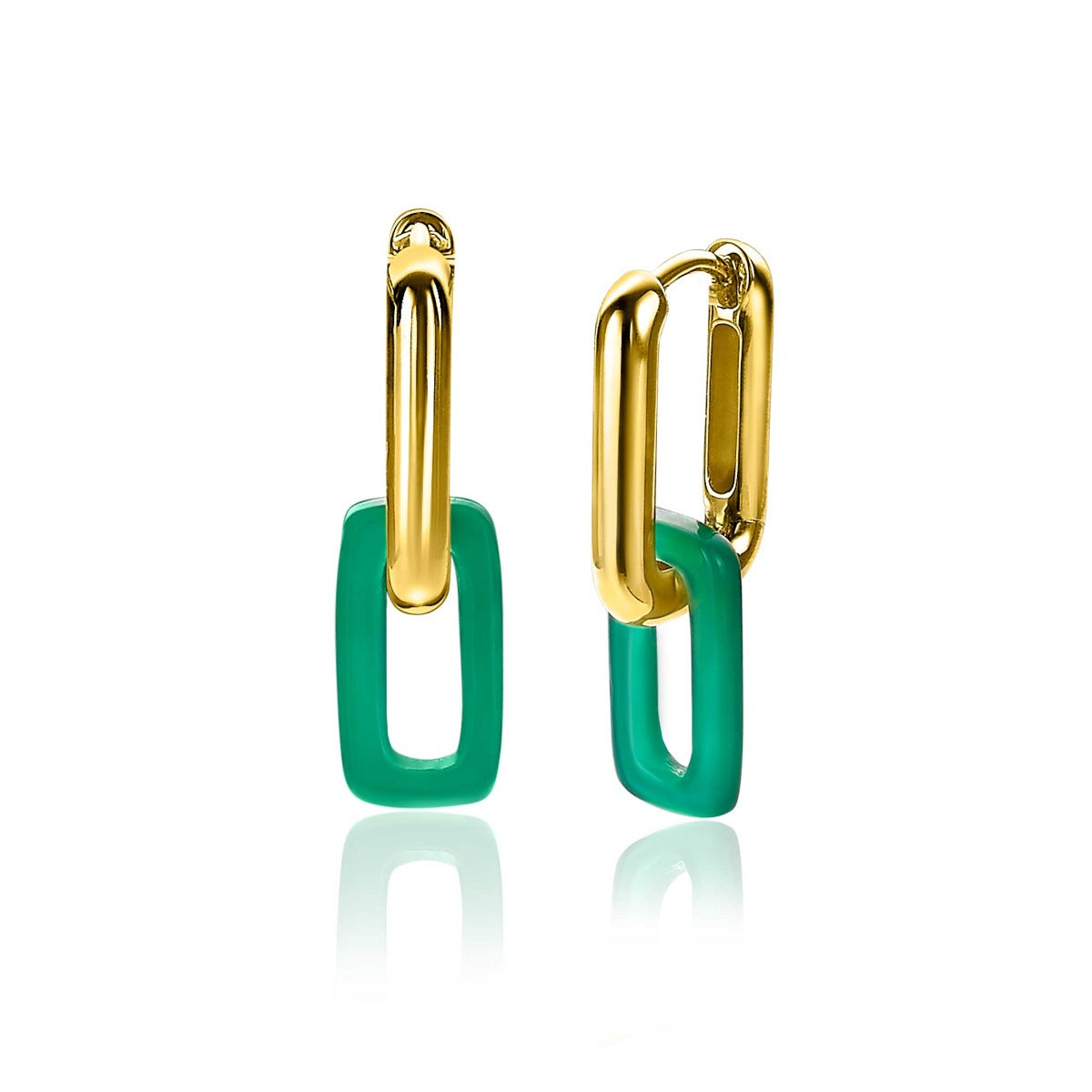 Gouden oorbellen met een groene, rechthoekige hanger en een schakelontwerp.