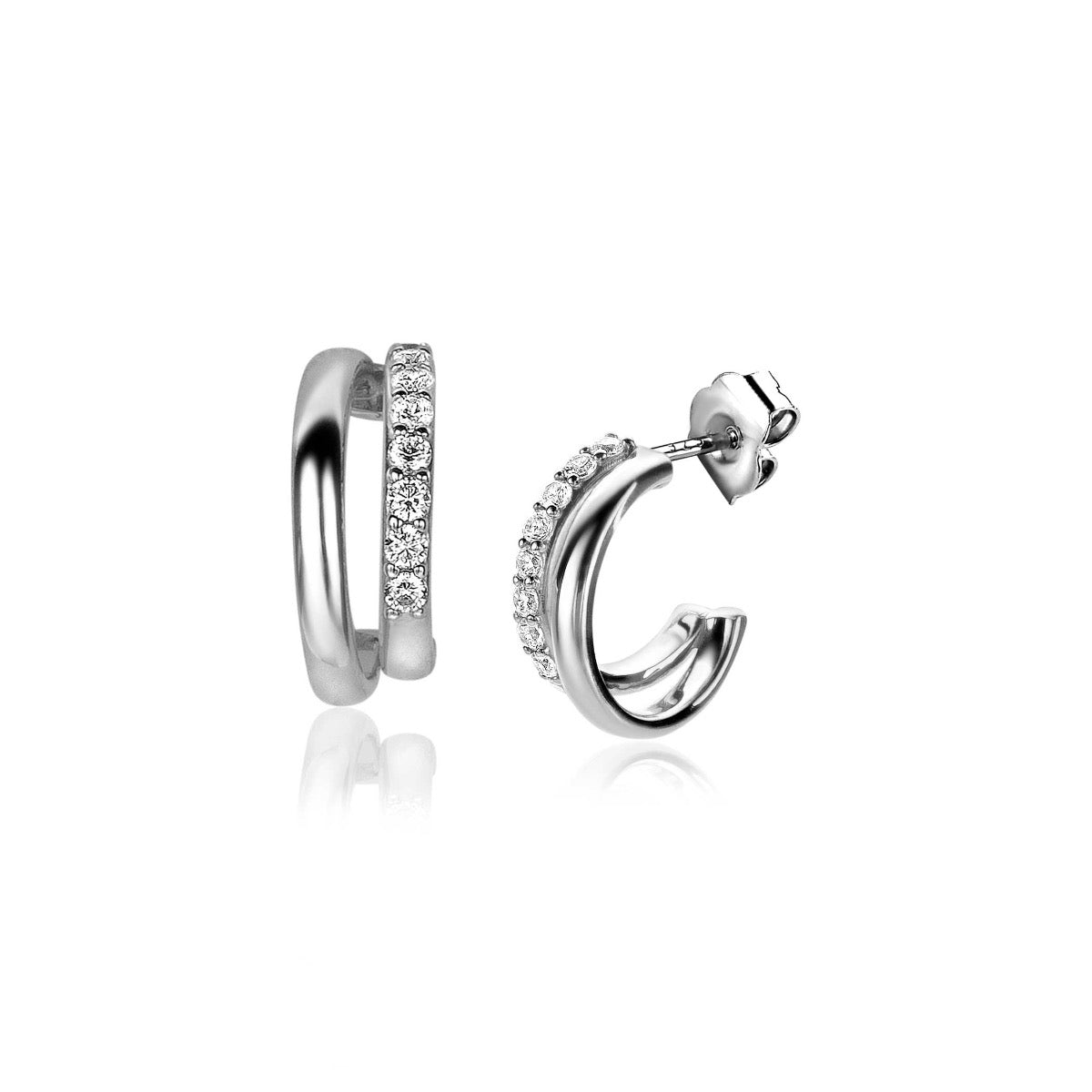 Zilveren oorbellen met een gladde en een bezette ring met kleine steentjes.